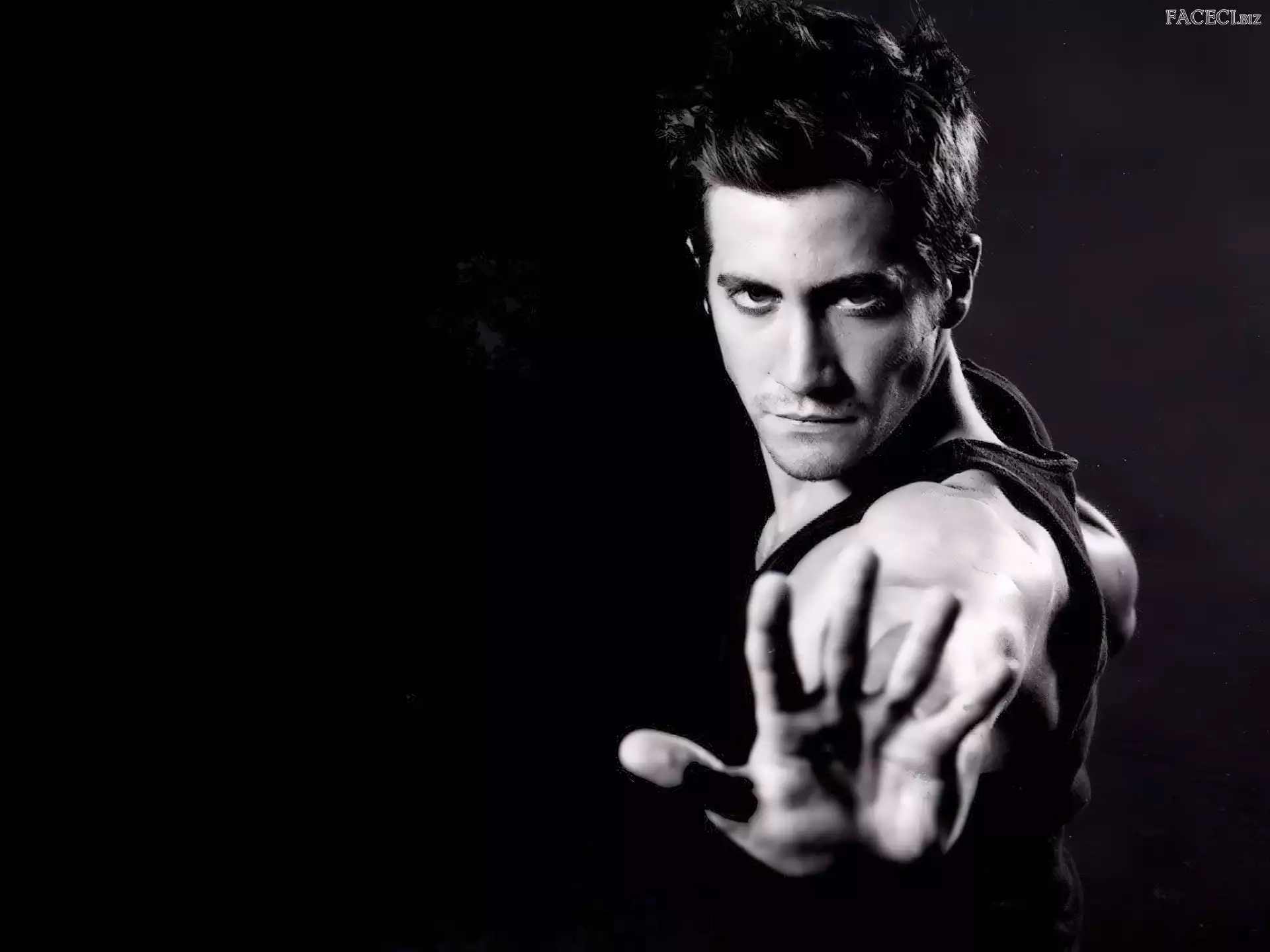 ręka, Jake Gyllenhaal, czarna koszulka